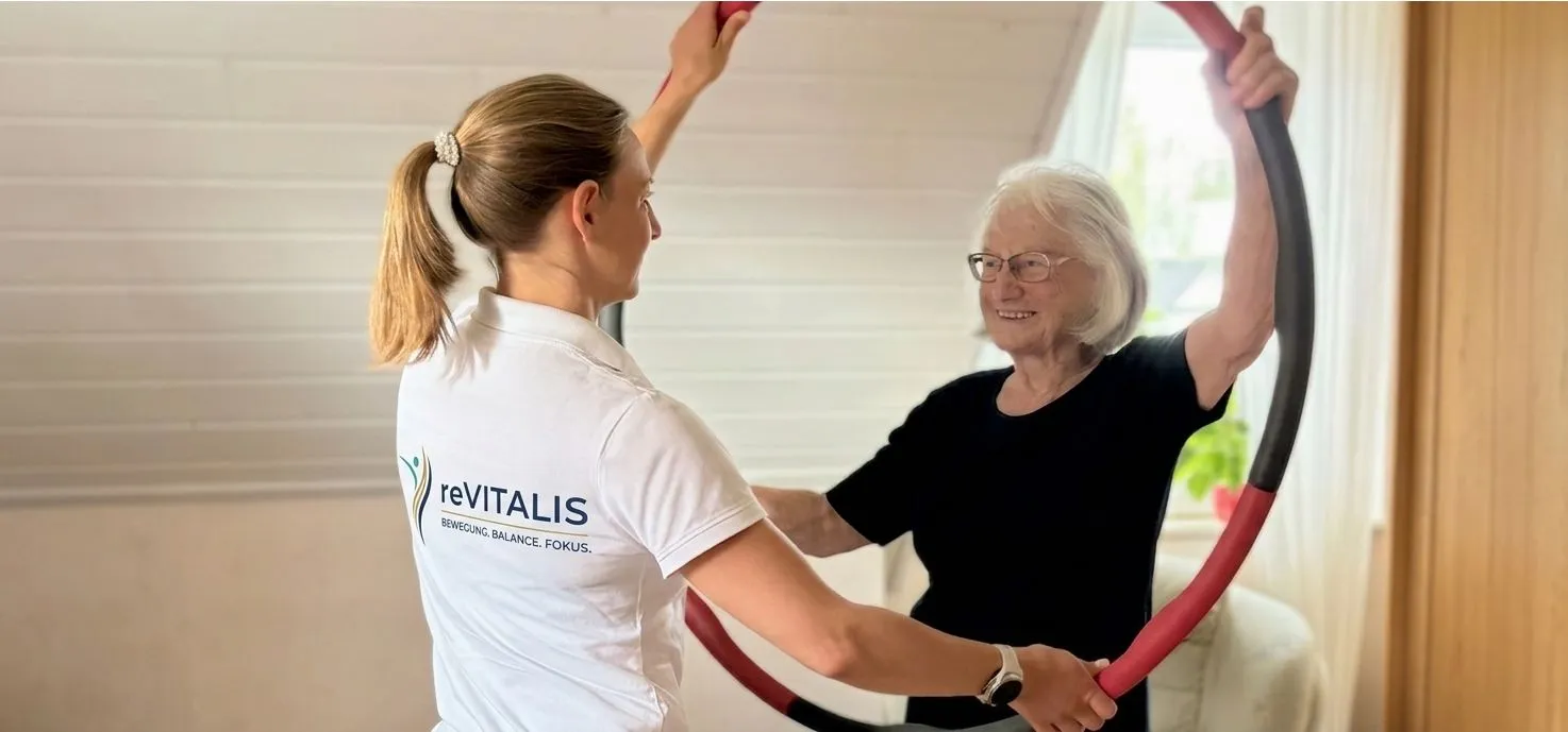 Kathrin Haug beim Gleichgewichts- und Alltagstraining mit einer Seniorin